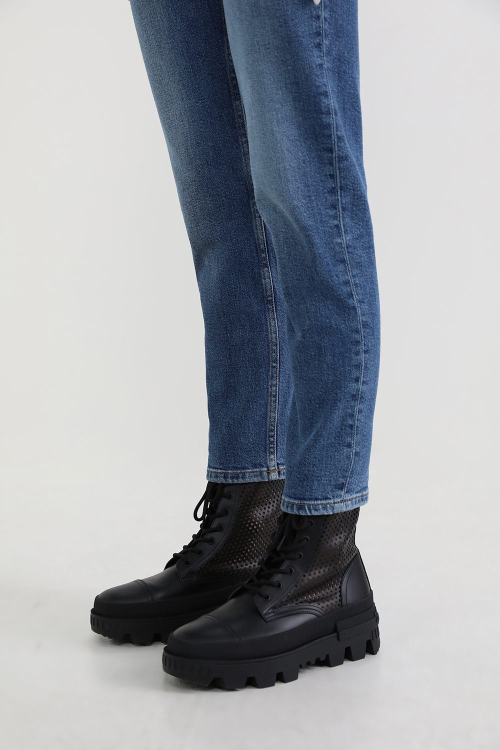 תמונת כל הלוק של מגפי קארין מעור